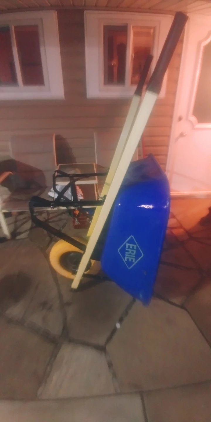 ERIE Wheelbarrow