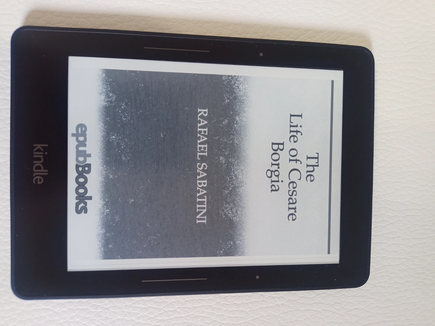 Kindle Voyager E-Reader with Case