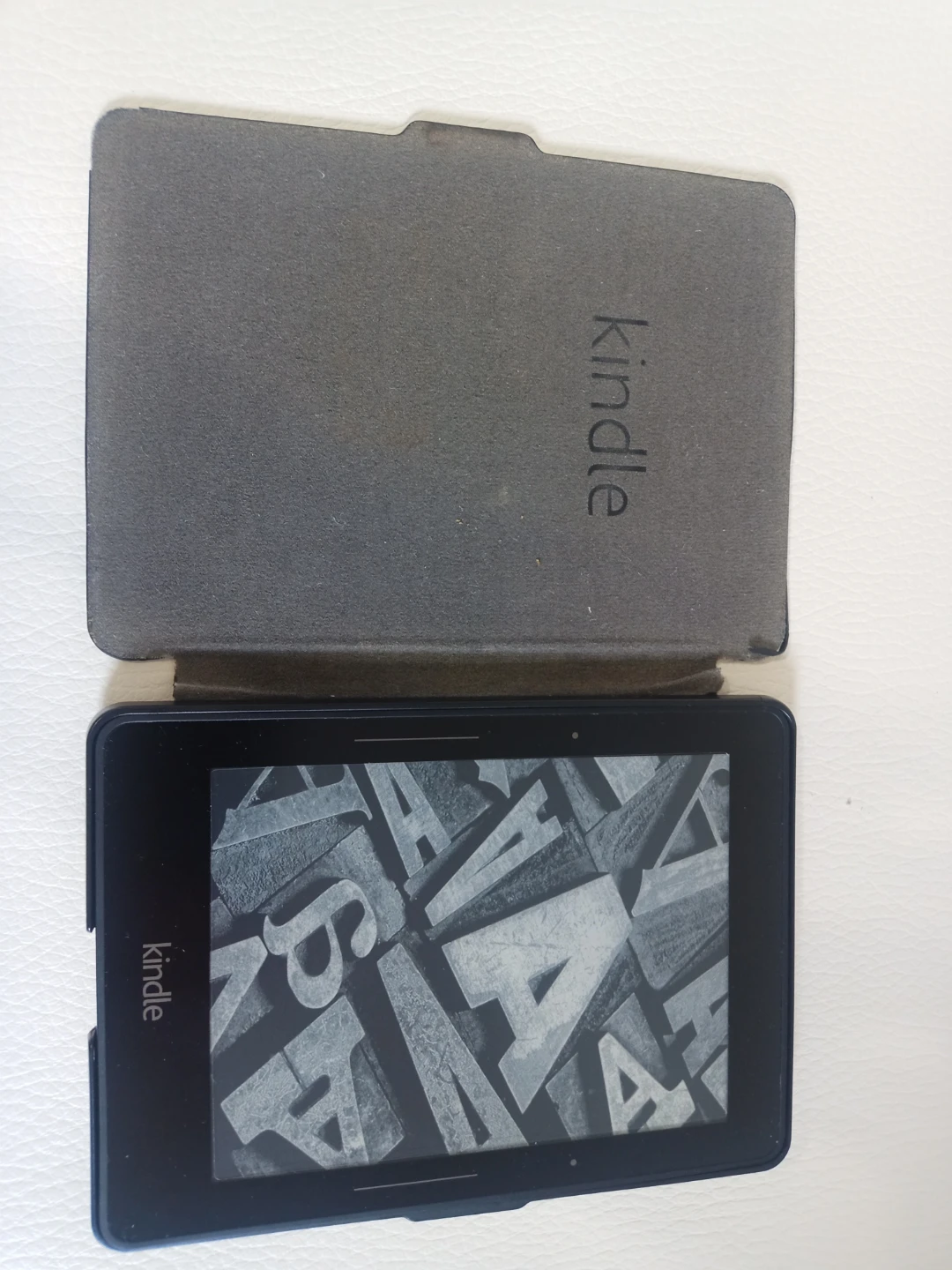 Kindle Voyager E-Reader with Case - photo 3
