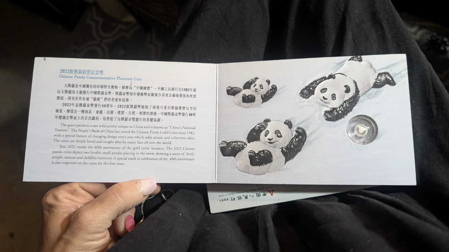 2022 Chinese Panda Commemorative Platinum Coin - photo 4
