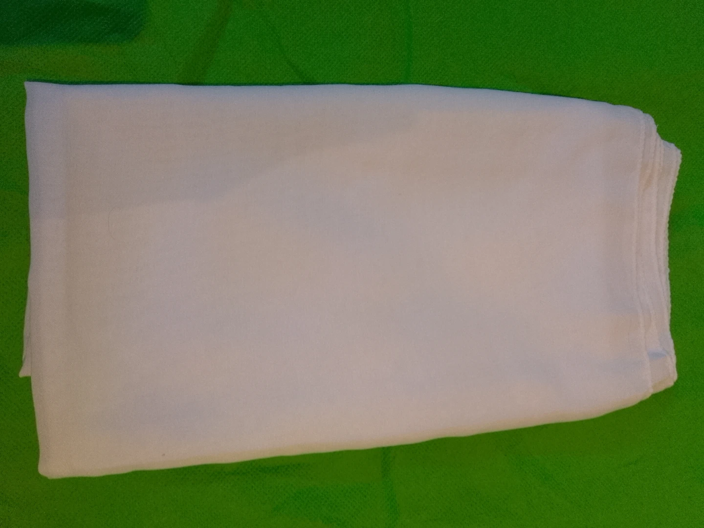 Smooth plain white square scarf ⚽