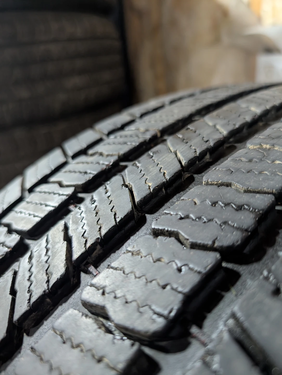 (4)-LT275/70R18 Michelin Defender LTX M/S  Load Range E - photo 3
