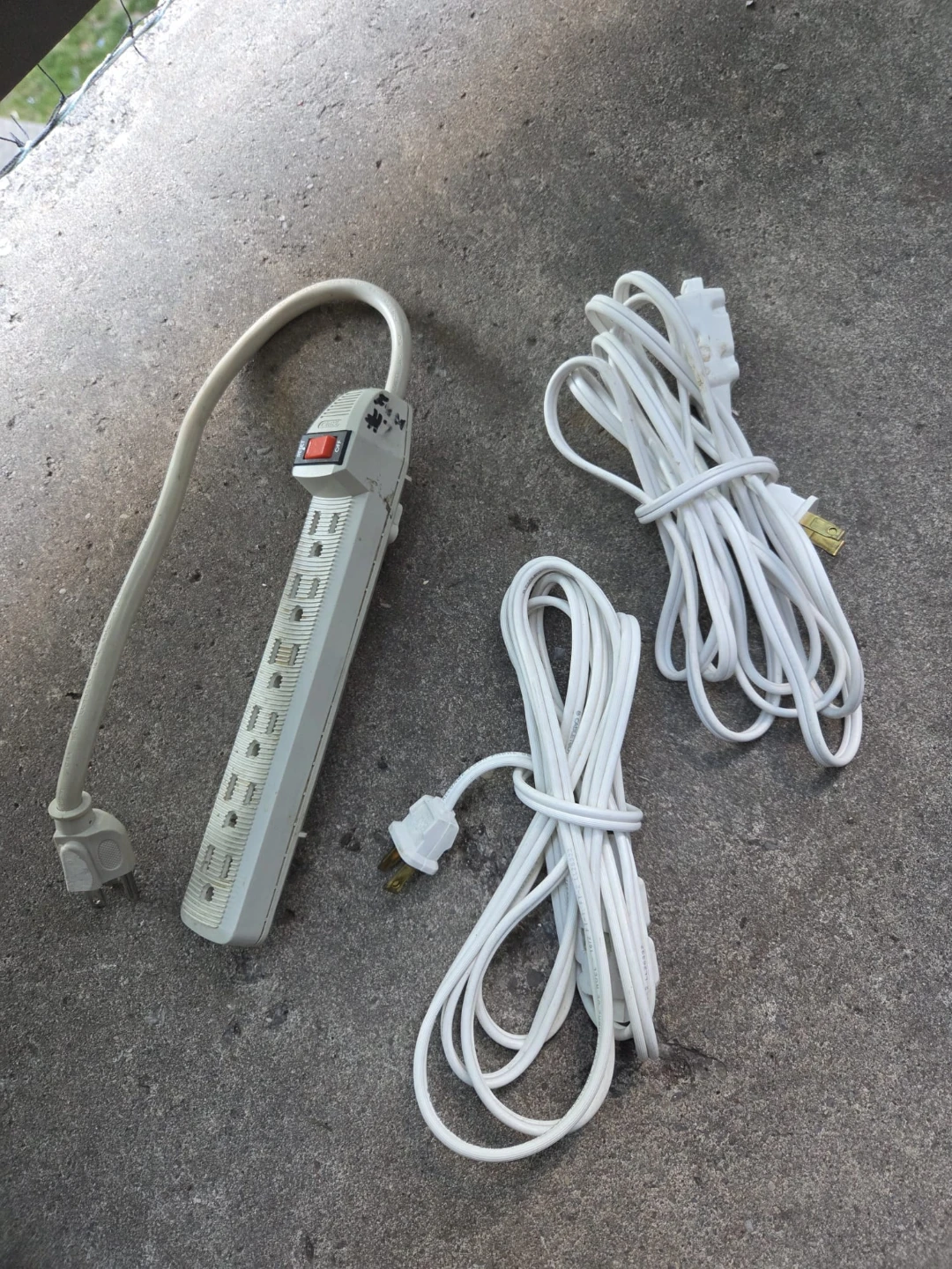 ⚽️ 6-Outlet Power Strip with Surge Protection