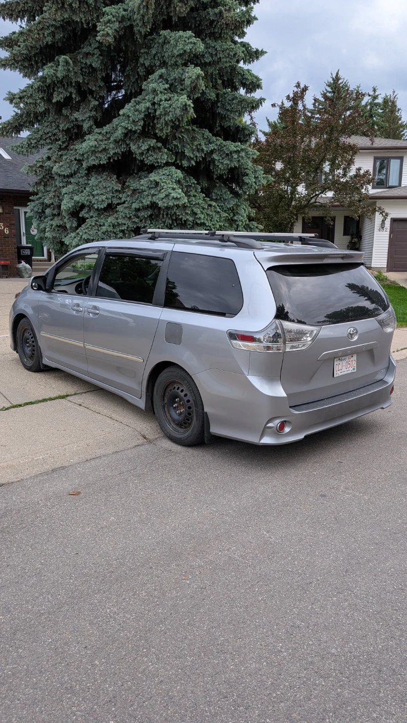 WOW- 2012 Toyota Sienna SE FCFS