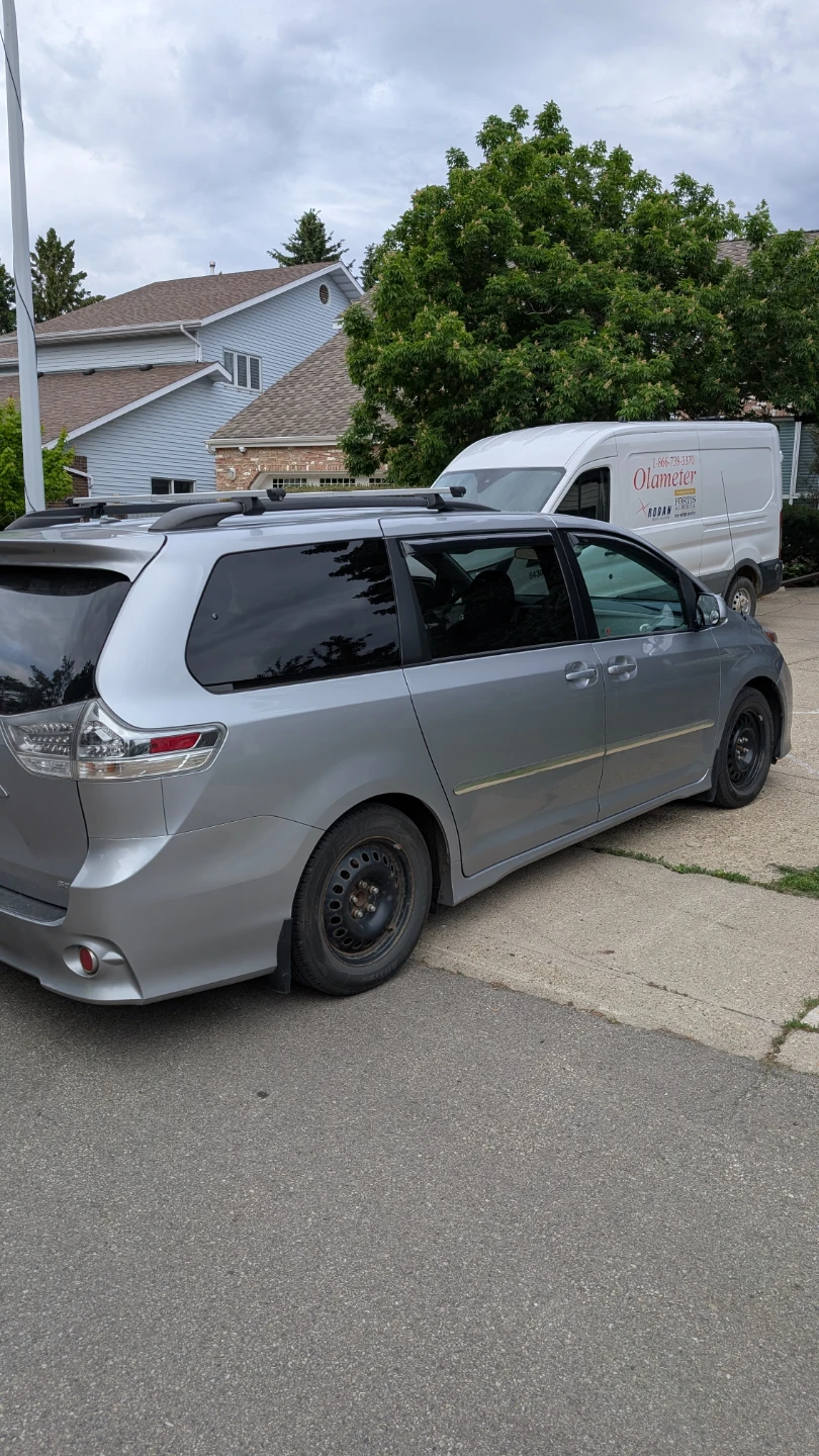 WOW- 2012 Toyota Sienna SE FCFS - photo 3