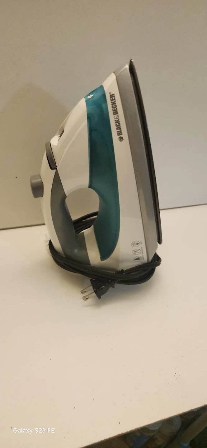 BLACK+DECKER Travel Iron - photo 2