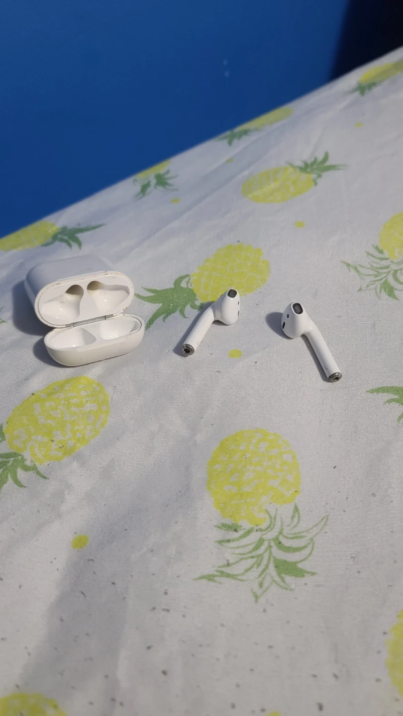 Apple AirPods (2nd Gen) with Charging Case ⚽️
