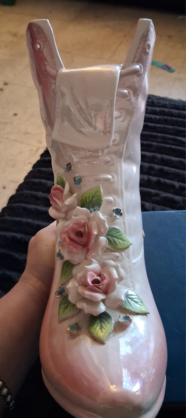Ceramic Boot Vase with Roses - photo 5