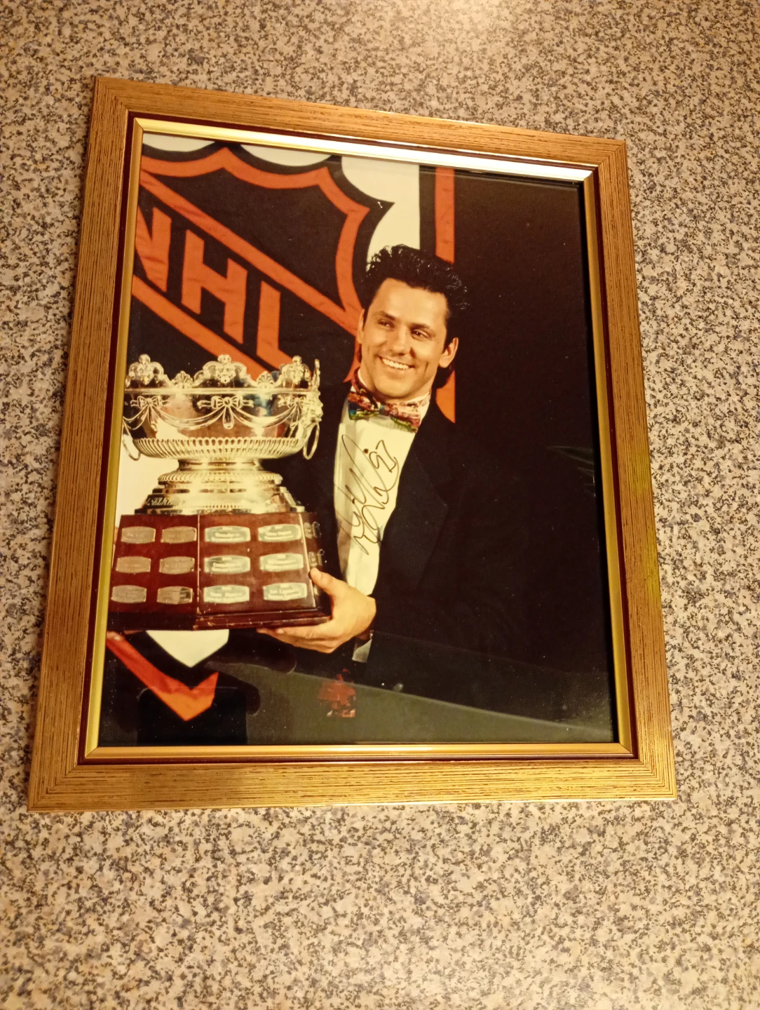 Framed Autographed Photo - Doug Gilmour⚽