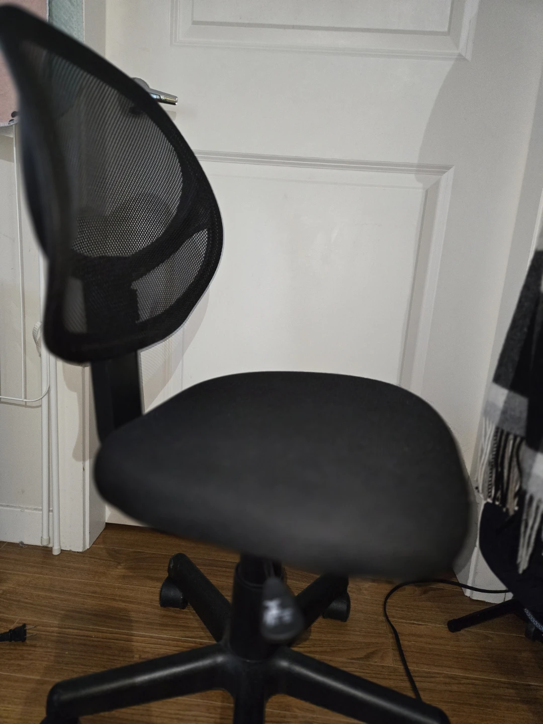 Black Mesh Back Office Chair - photo 2
