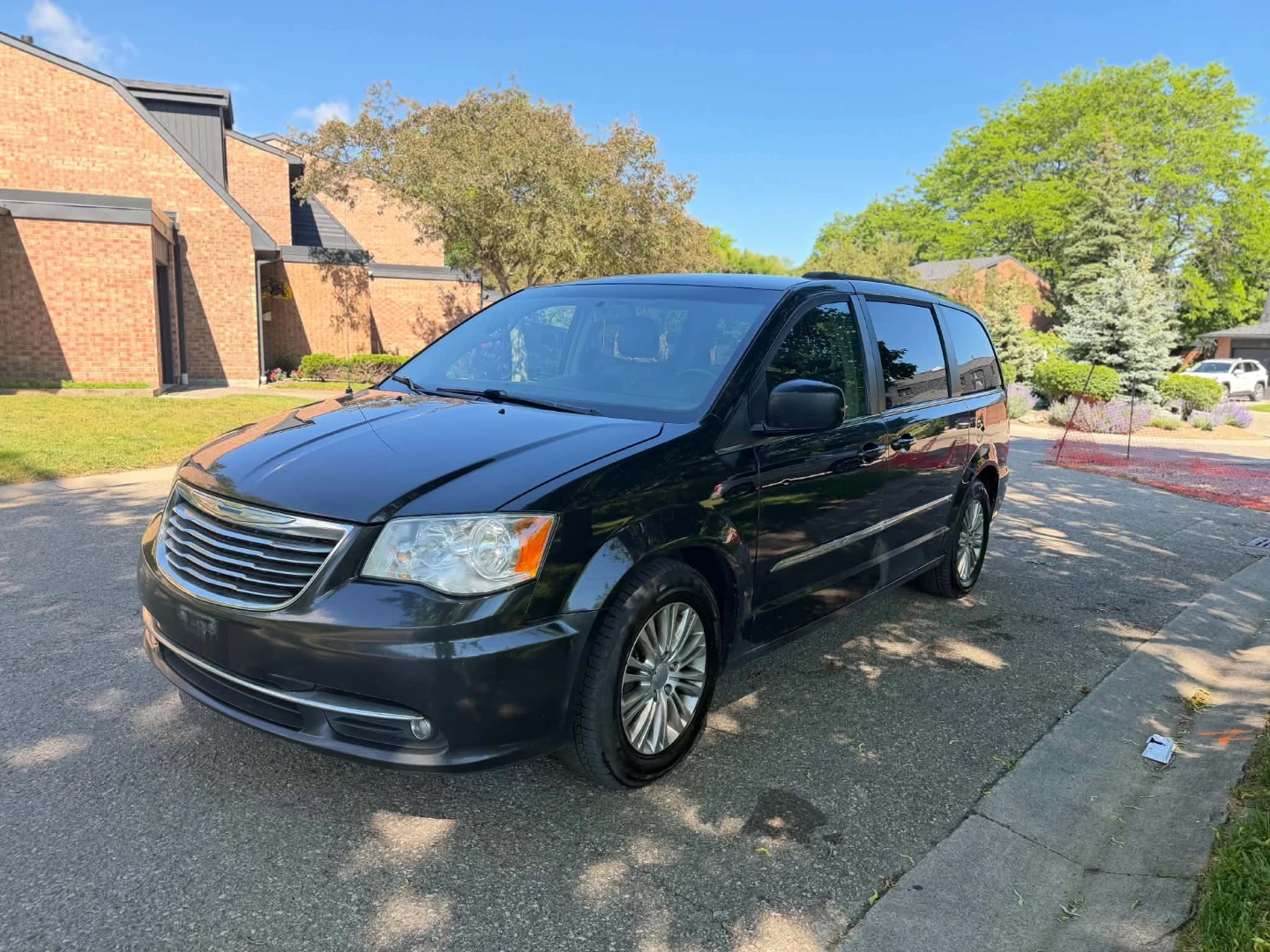 Chrysler Town & Country Van - photo 4