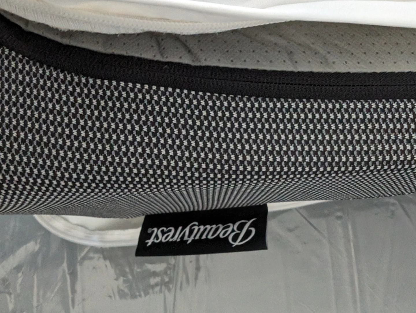 Queen size bedframe and mattress from Beautyrest - photo 5