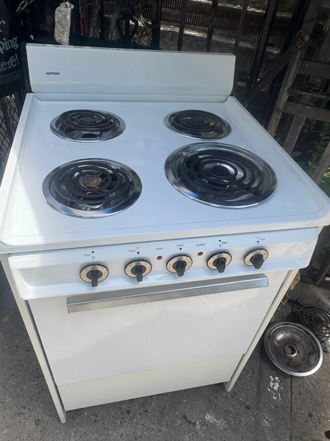 Hotpoint 24in white Electric stove