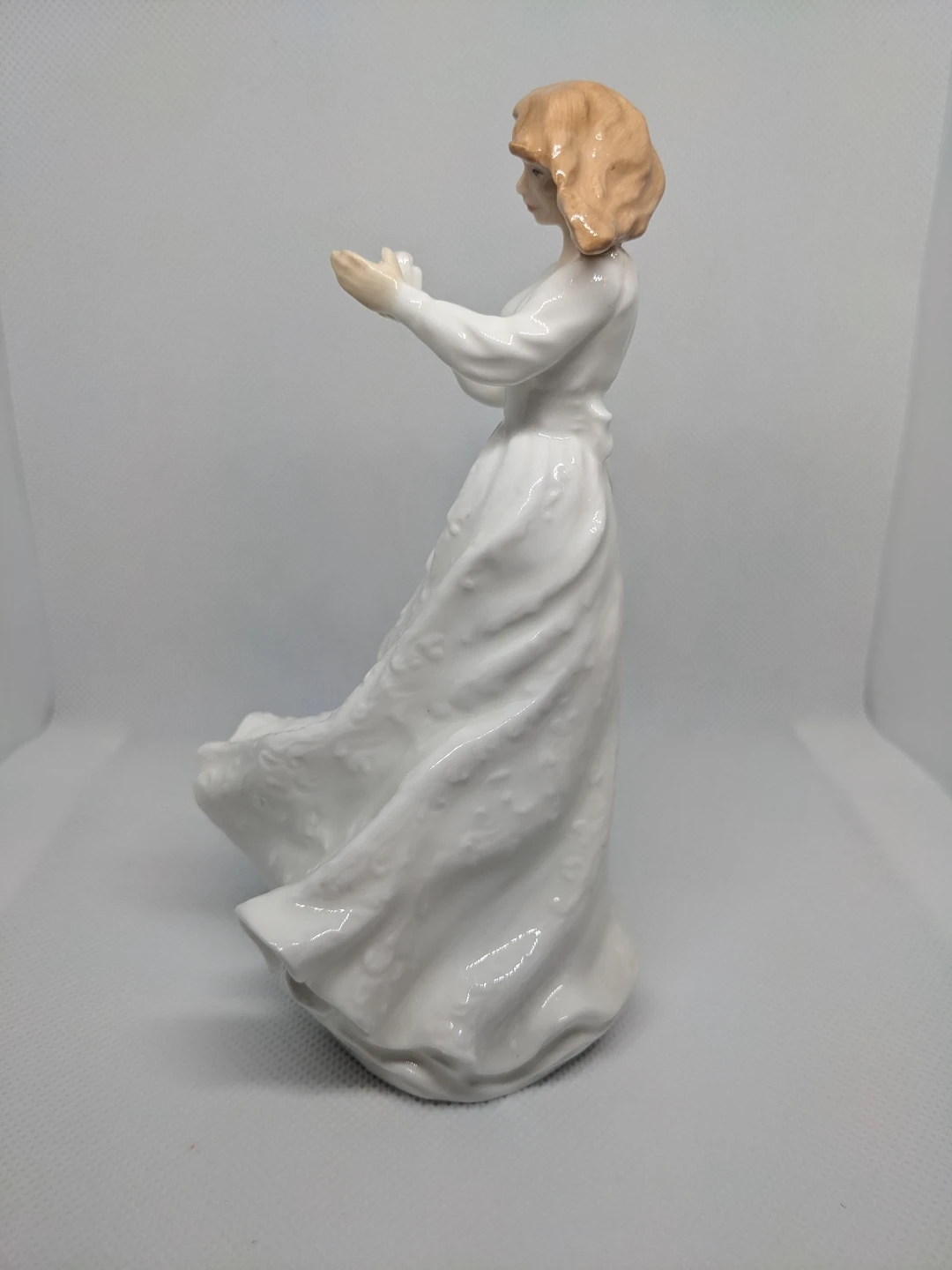 Royal Doulton "Thank You" Vintage Figure - photo 2