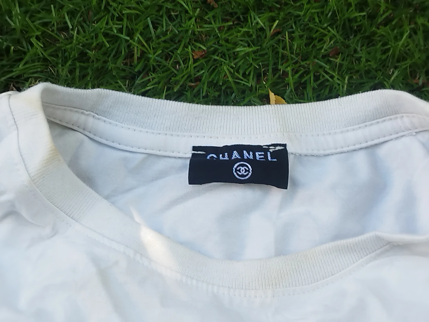 CHANEL T-shirt and hair tie scrunchie - photo 2