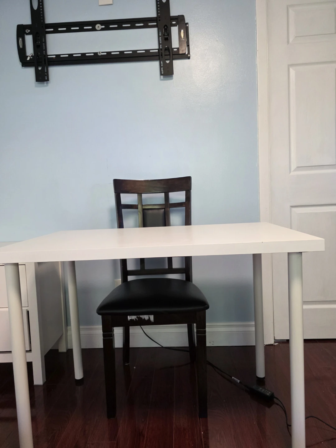 White desk - photo 4