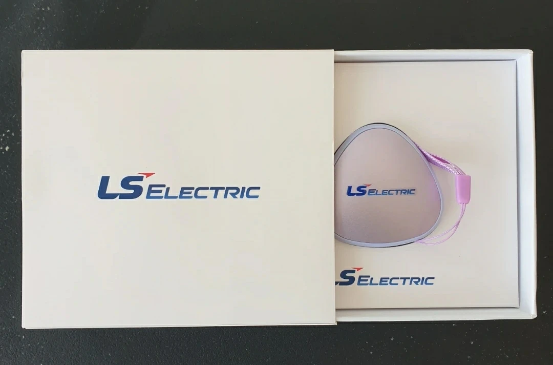 ------ A very beautiful multi-USB charger with retractable cable