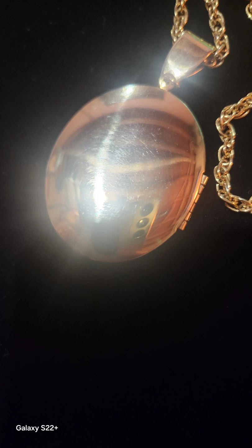 Vintage gold toned locket on its original gold chain - photo 5
