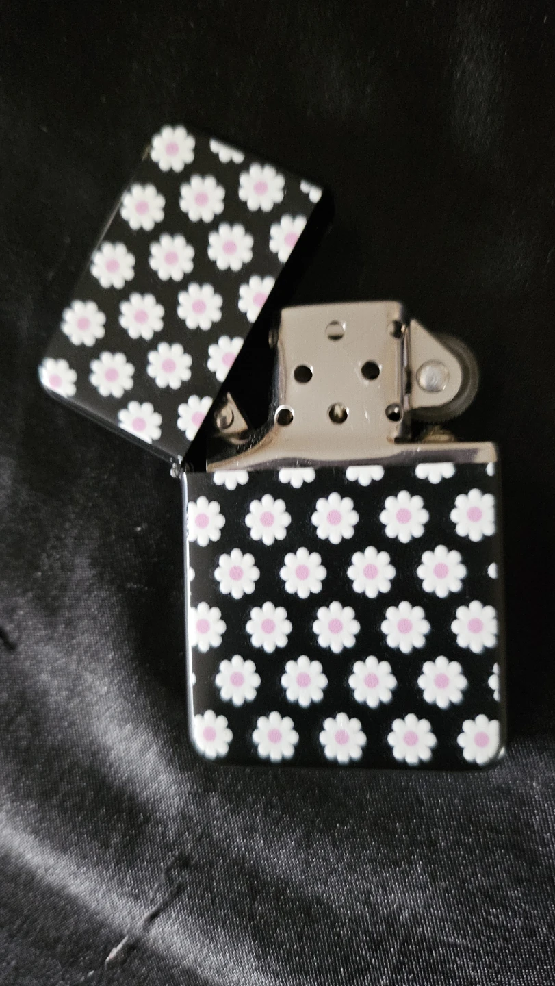 Black Daisy Pattern Butane Lighter