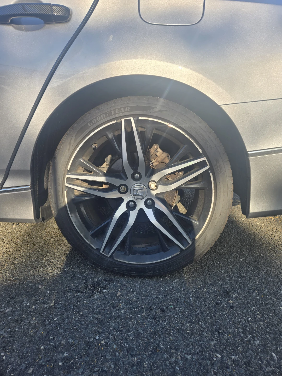 Selling rim w/ tires