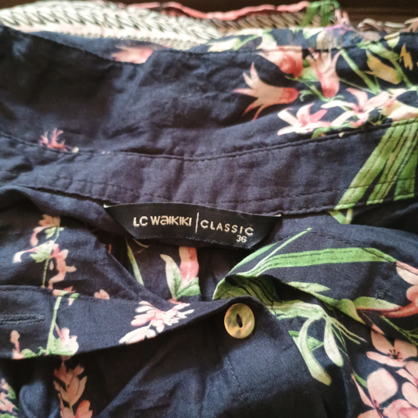 LC Waikiki Classic Floral Button-Up Shirt Size 36 - photo 3
