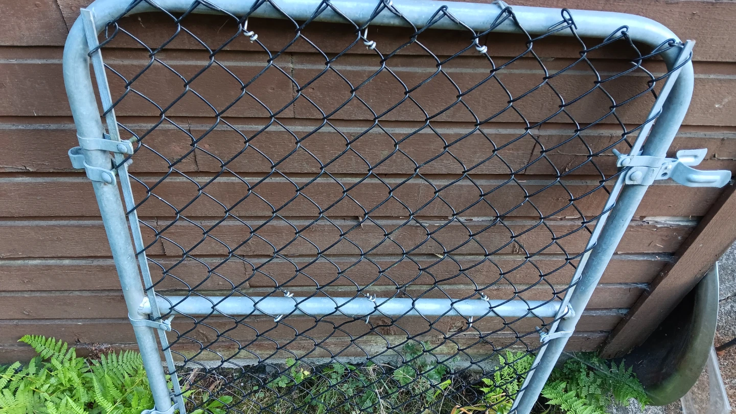 Chain link fence gate