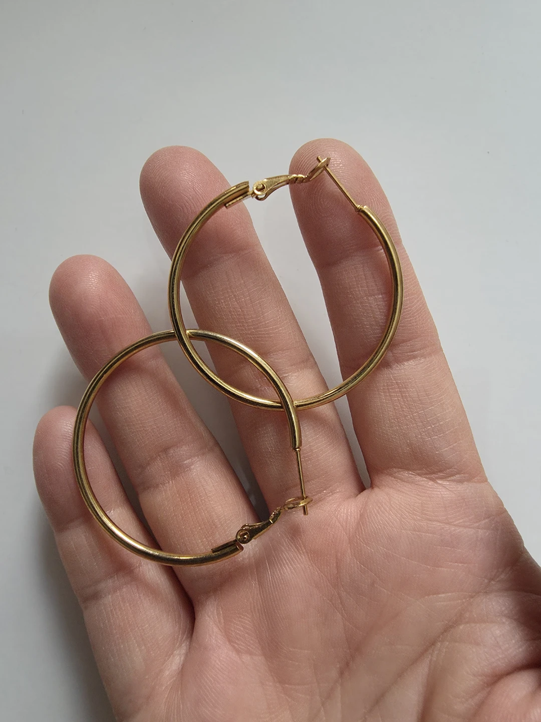 Gold Tone Hoop Earrings Medium ⚽️