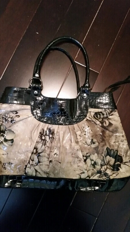 GREY AND BLACK FLOWERED PURSE ⚽️