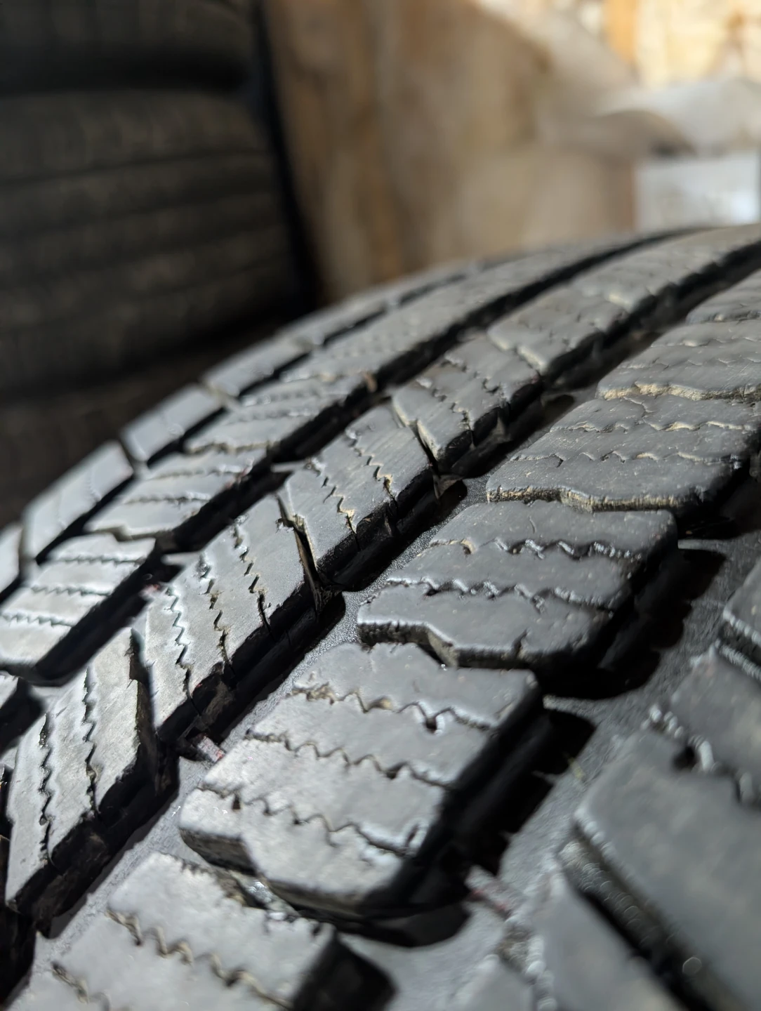 (4)-LT275/70R18 Michelin Defender LTX M/S  Load Range E - photo 2
