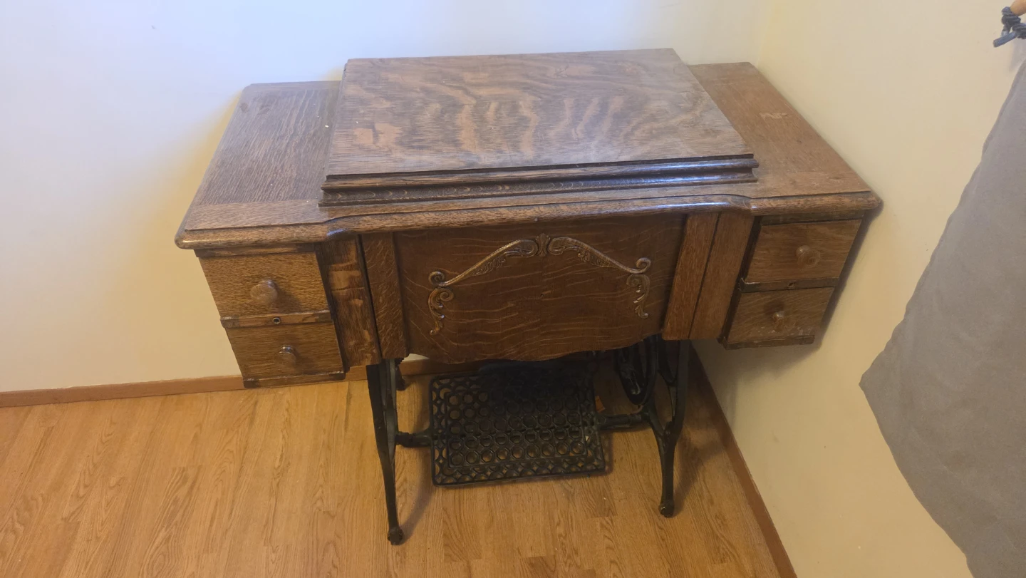Antique Imperial Sewing Machine - photo 2