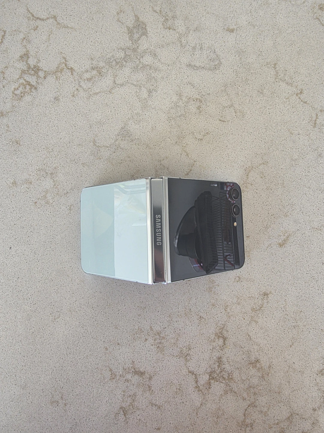 Samsung Galaxy Z Flip 5 Cell Phone - photo 4