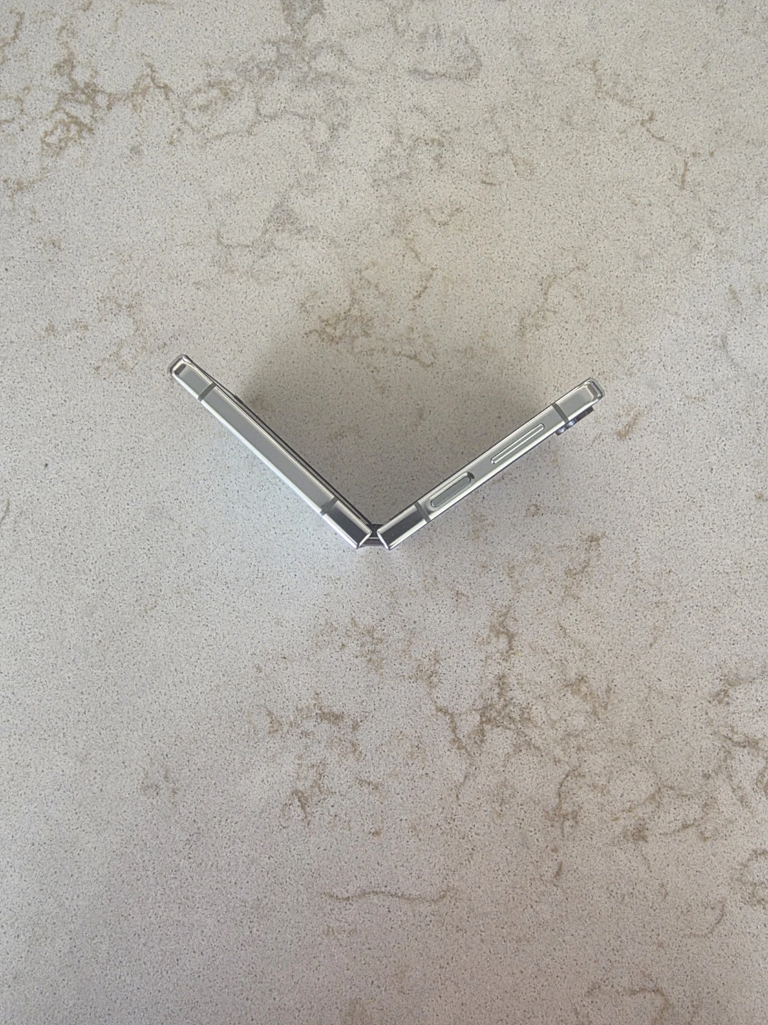 Samsung Galaxy Z Flip 5 Cell Phone - photo 5