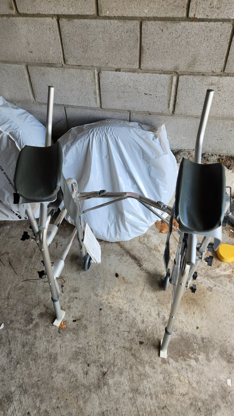 ⚽Adjustable Walker with Seat
