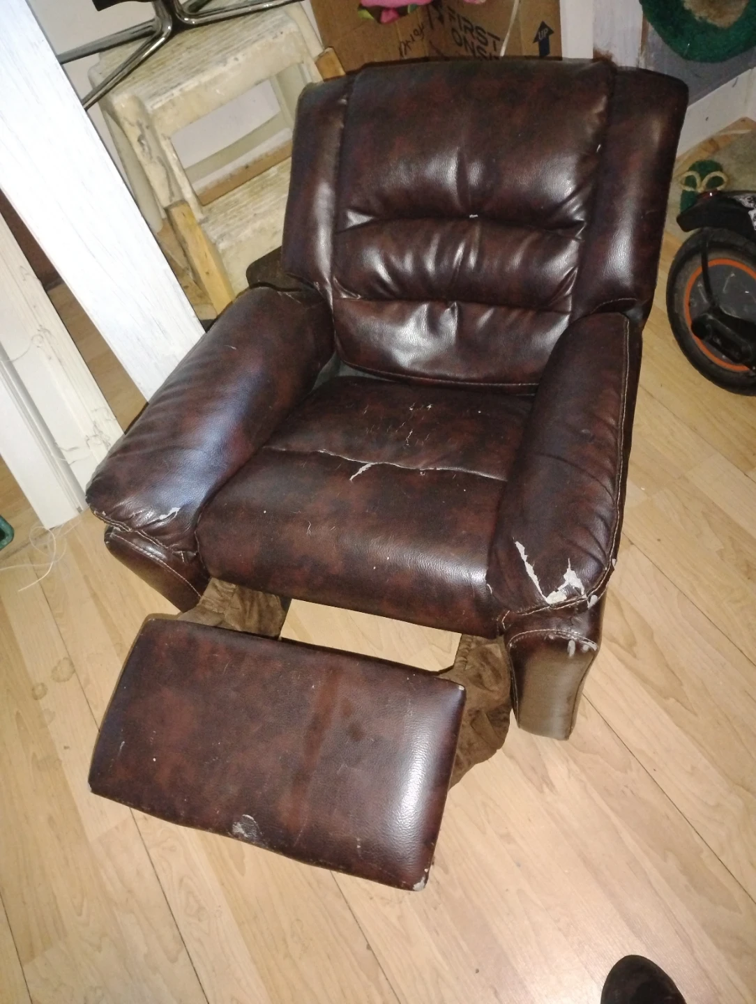 Brown Leather Recliner Chair - photo 3