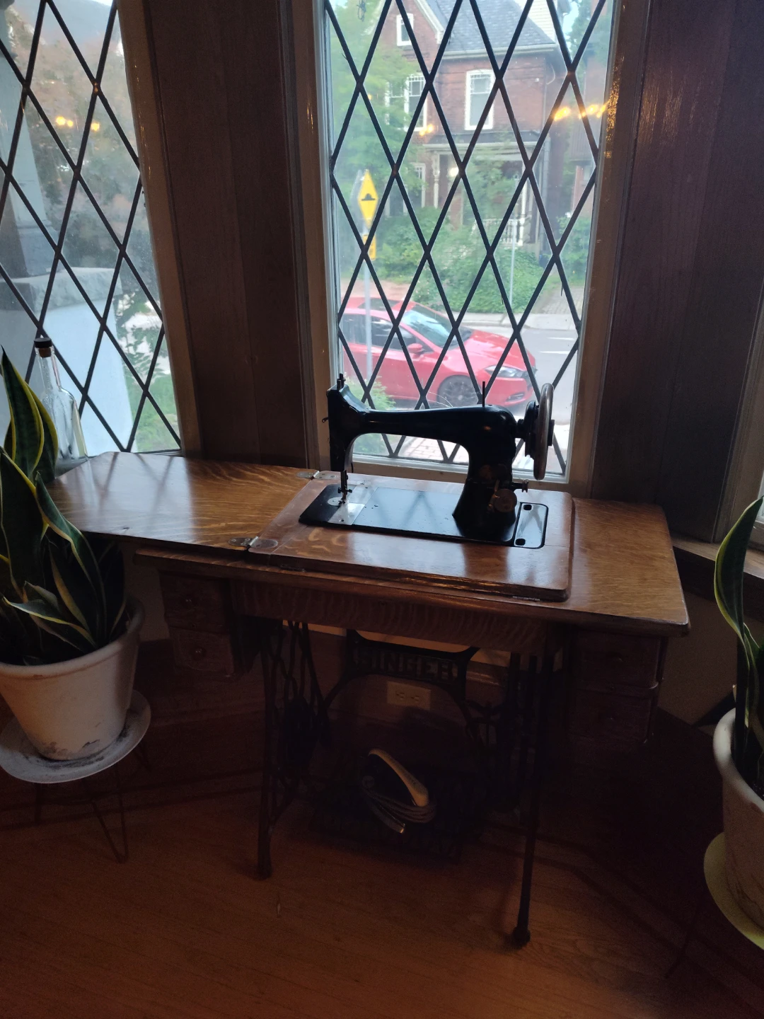 Singer Sewing Machine with Wooden Cabinet - photo 3