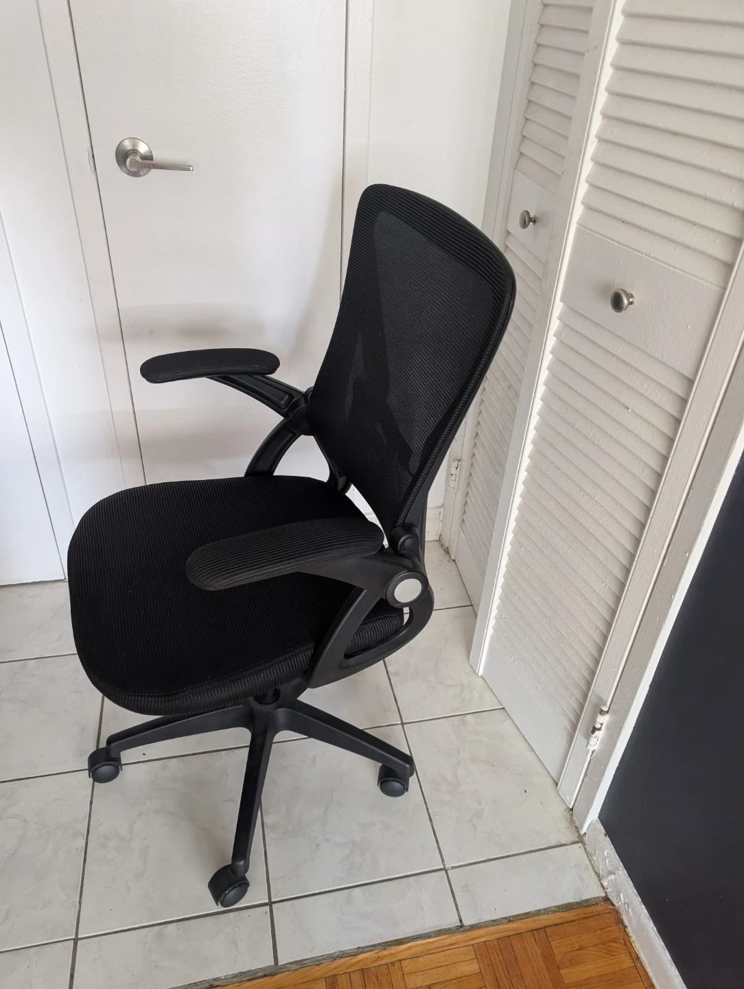 Black Mesh Office Chair - photo 2