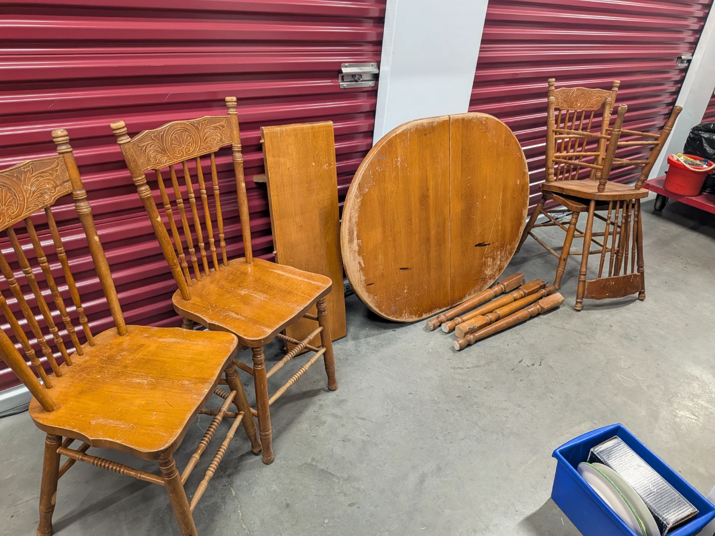 Solid oak Table, 4 chairs and centrepiece