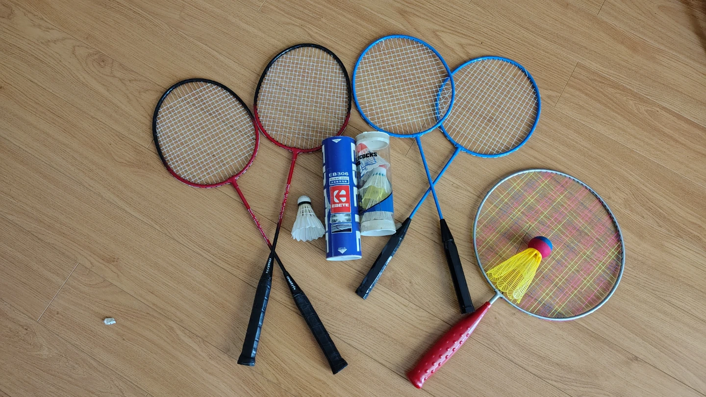 ⚽ badminton sets, 5 rackets and 10 birds