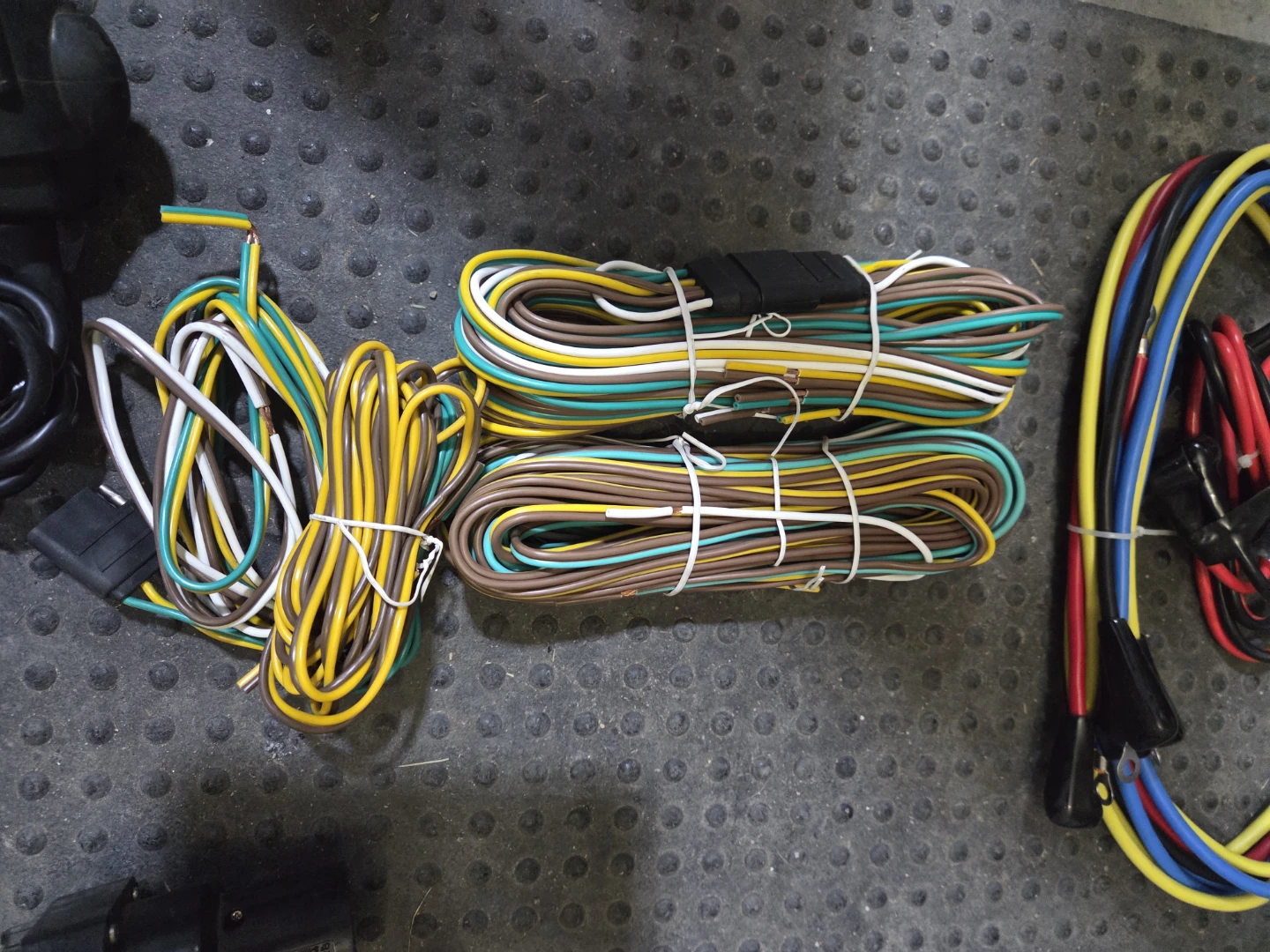 Trailer wiring plugs and lights - photo 2