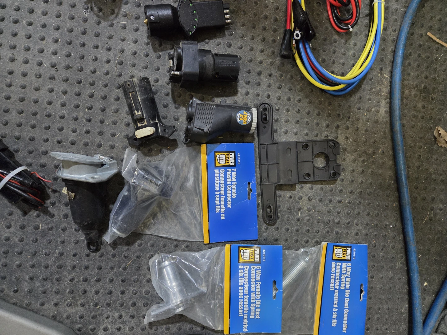 Trailer wiring plugs and lights - photo 3
