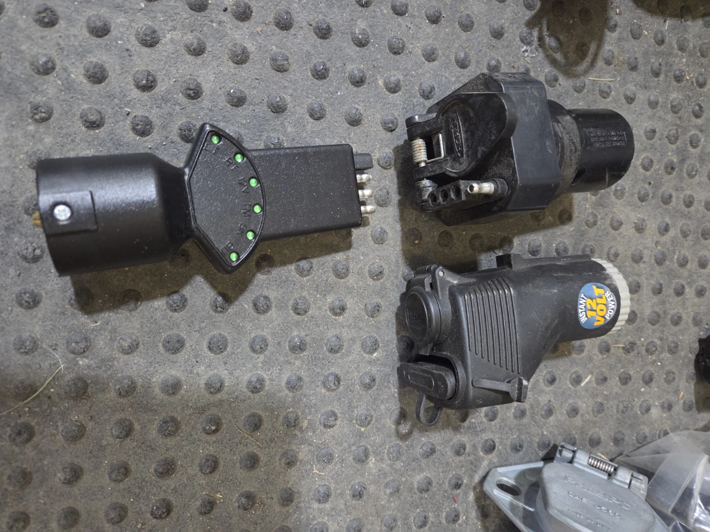 Trailer wiring plugs and lights - photo 4