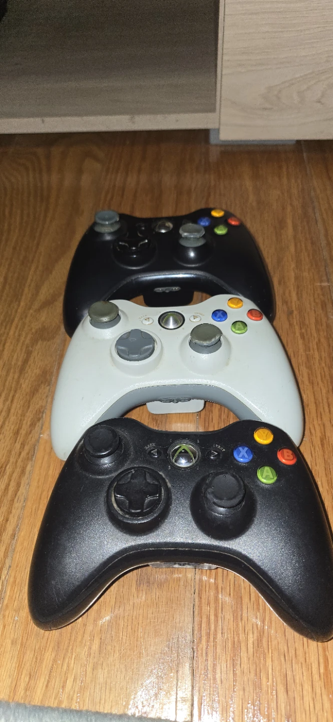 3 Xbox-360 controllers