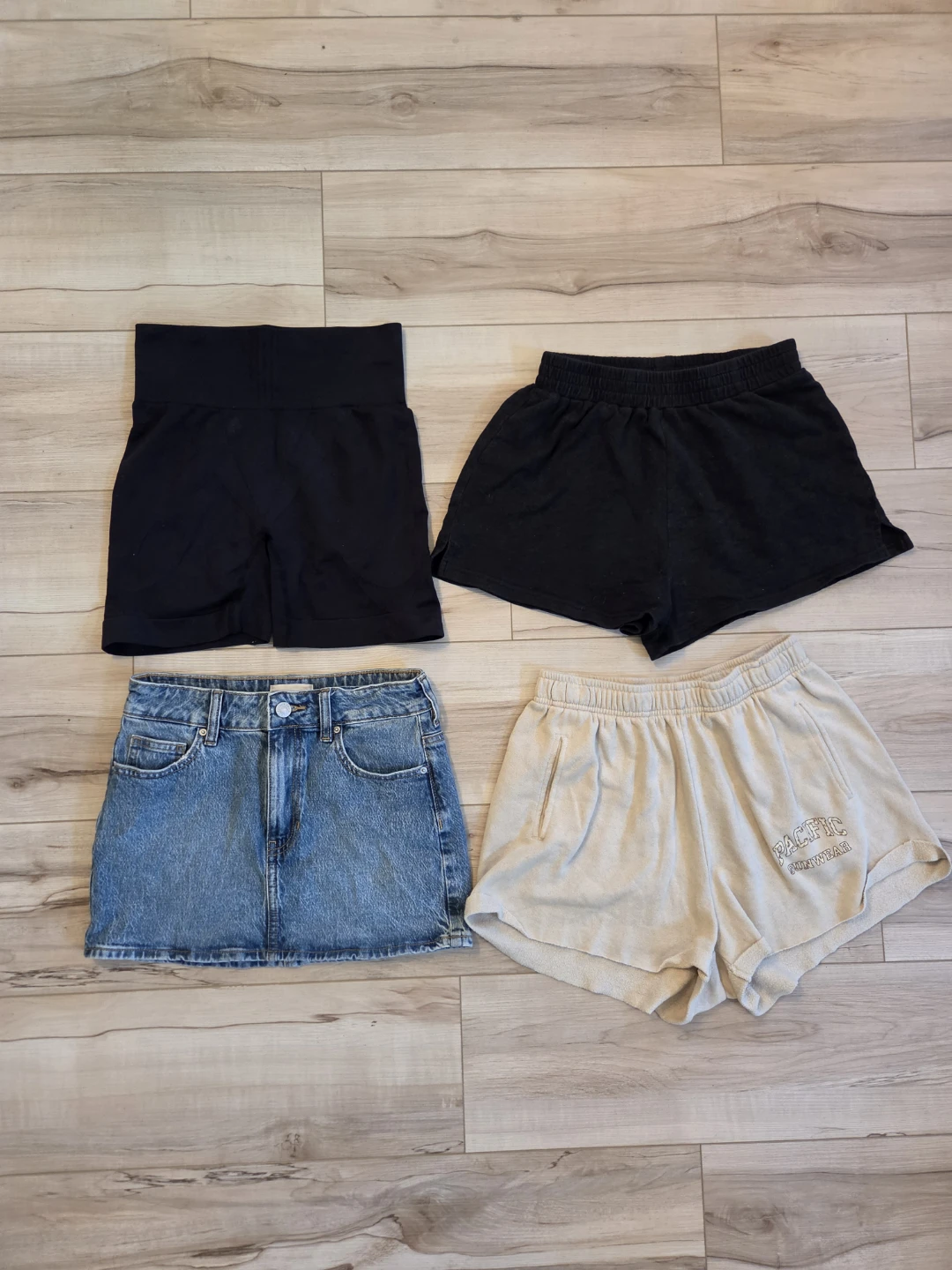 Lot of 4 Women's Short Shorts Small & Mini Skirt