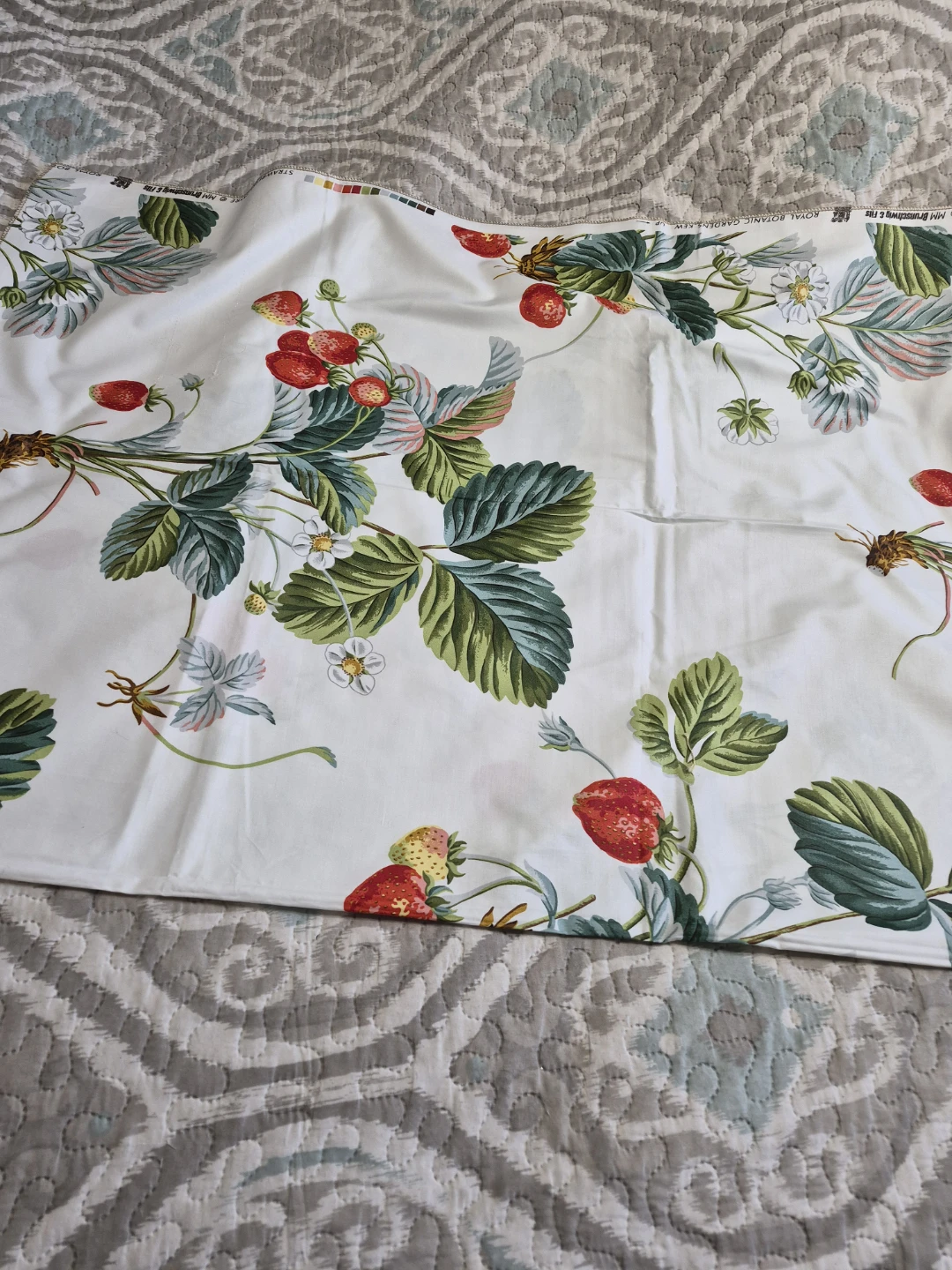 Beautiful 47 1/2" x 52" Strawberry Tablecloth - photo 3