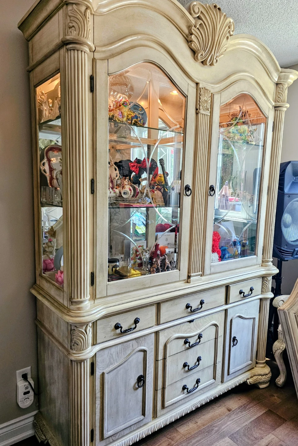 Cream coloured hutch with glass doors - photo 2