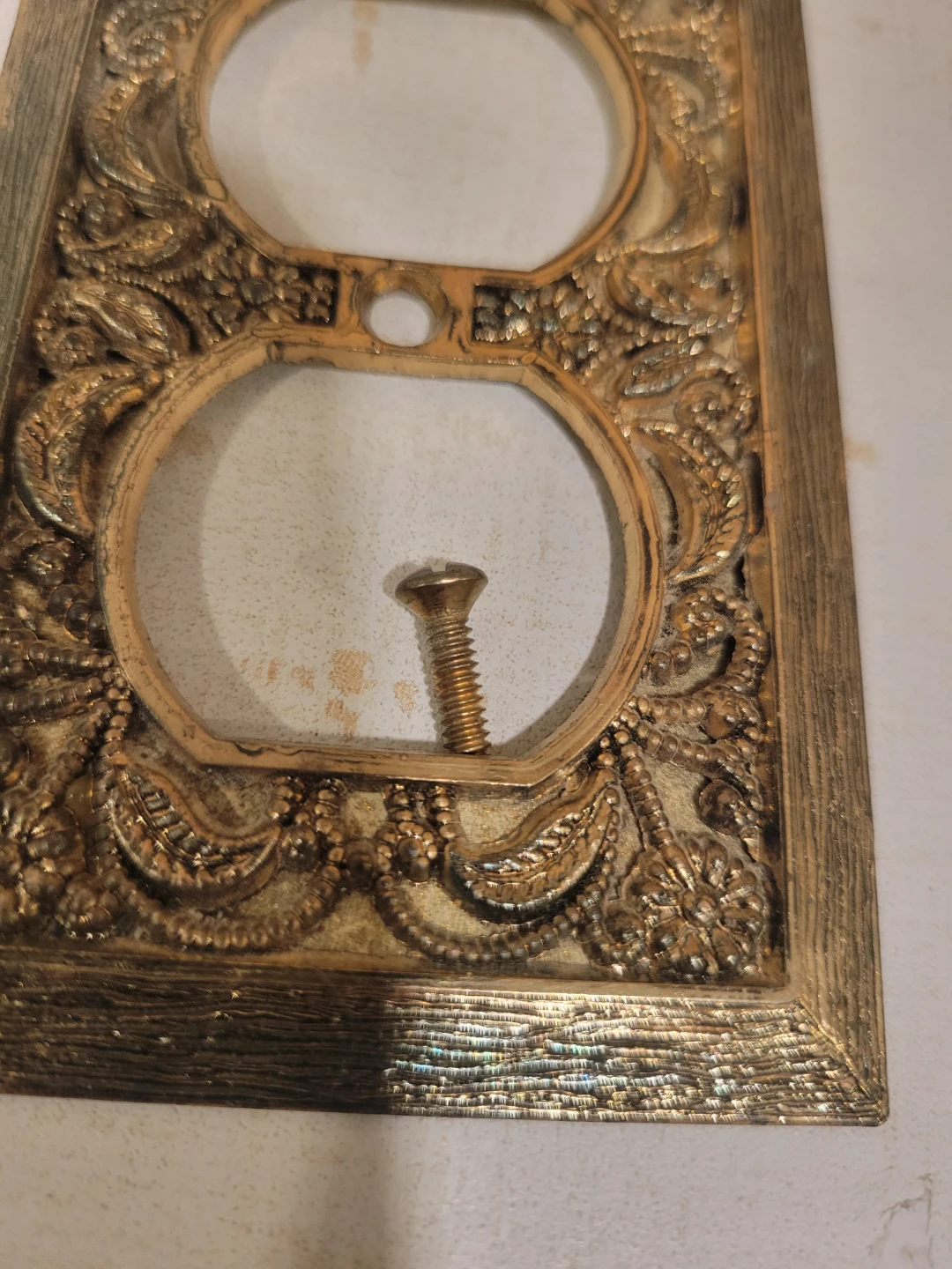 Four Mid Century Ornate Gold-Tone Outlet Covers - photo 3