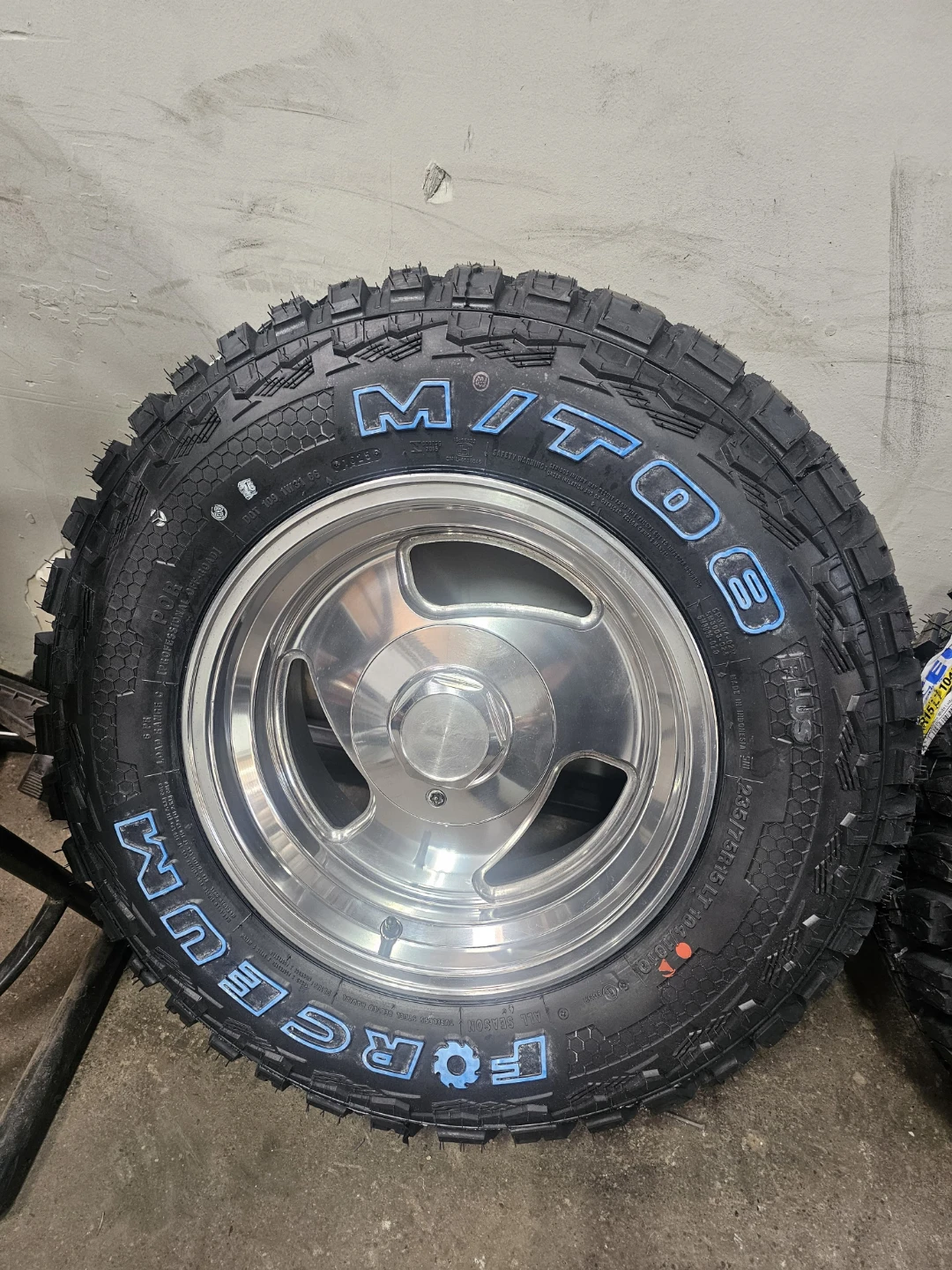 15 inch Eagle rims wheels 5x139.7 5x5.5 new m/t tires - photo 3
