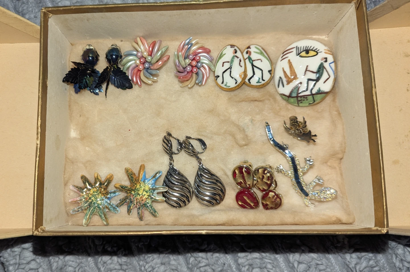 Assorted vintage costume jewelry set