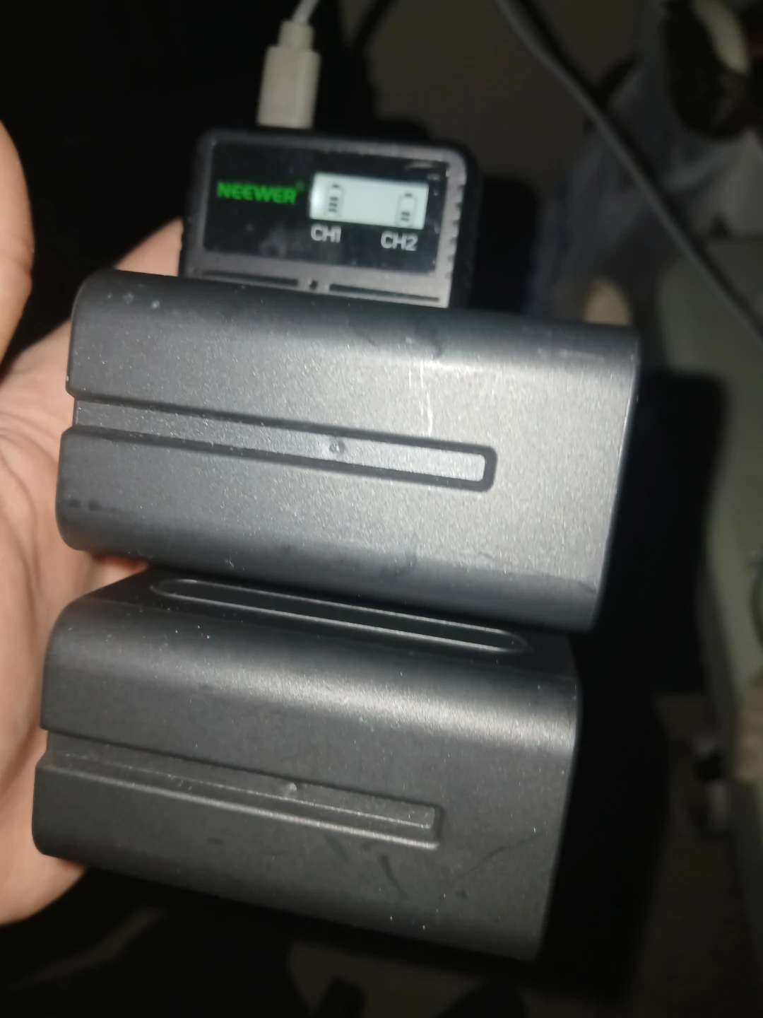 Neewer NW-F970 Battery Charger with 2 Batteries - photo 5