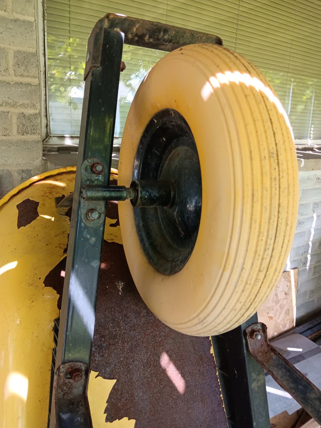 Erie Pro Wheelbarrow - photo 2